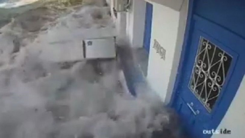 Απίστευτο βίντεο από το παλιρροιακό κύμα στη Σάμο μετά τον σεισμό