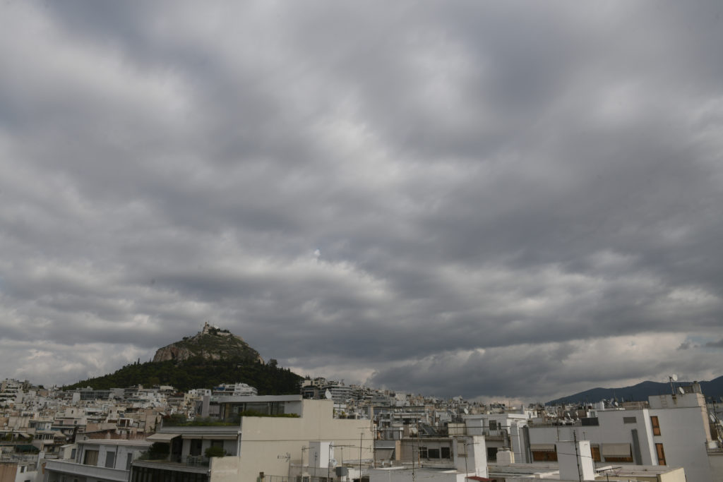 Συννεφιασμένος ο καιρός σήμερα – Πού θα σημειωθούν καταιγίδες