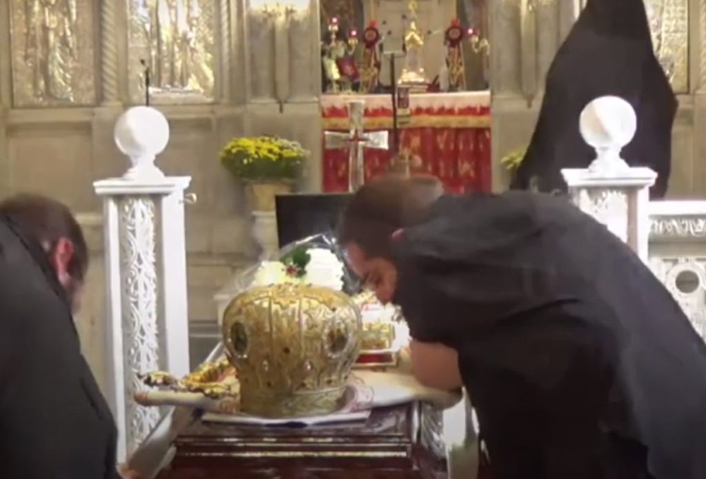 Κατέβαζαν τη μάσκα για να προσκυνήσουν το φέρετρο του Μητροπολίτη που πέθανε από κορονοϊό (Video)