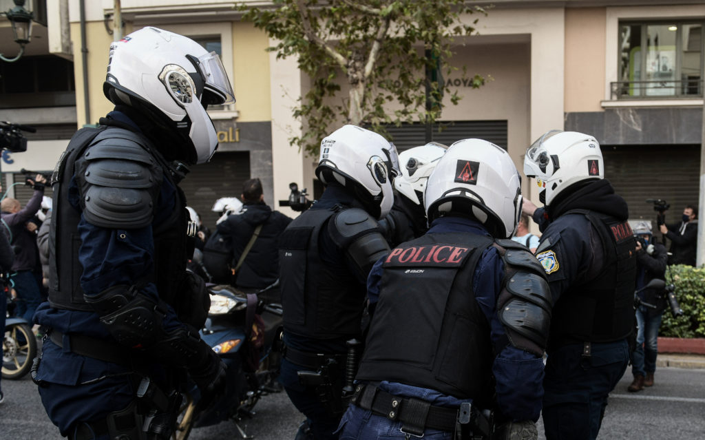 Πολυτεχνείο: Αστυνομικοί επιτέθηκαν σε δημοσιογράφο του «documentonews.gr» και του «koutipandoras.gr»