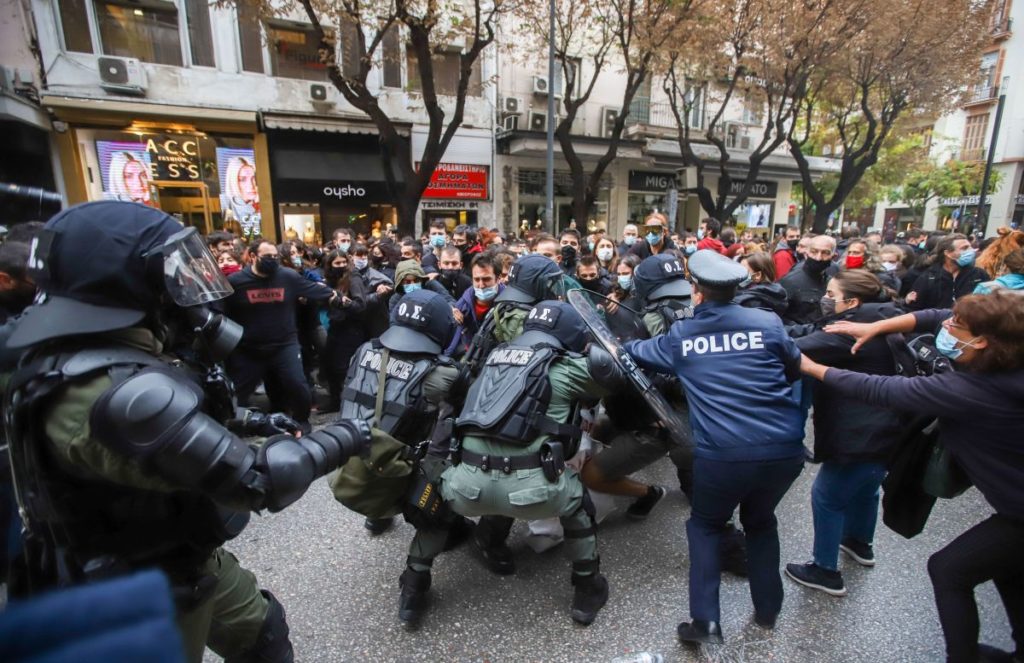 Άγρια καταστολή από την αστυνομία σε Θεσσαλονίκη, Ρέθυμνο και Πάτρα – Στην Κρήτη έπαιρναν κόσμο… σηκωτό φορώντας πολιτικά! (Photos – Video)