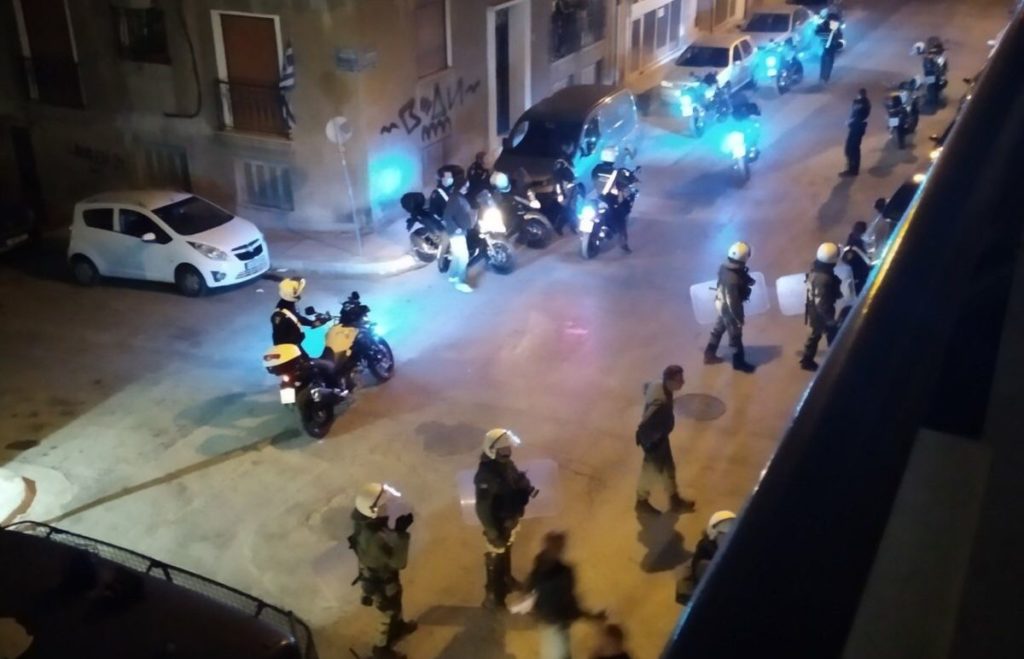 Σεπόλια: Καρέ – καρέ η σύλληψη του νεαρού διαδηλωτή έξω από το σπίτι του (Video)