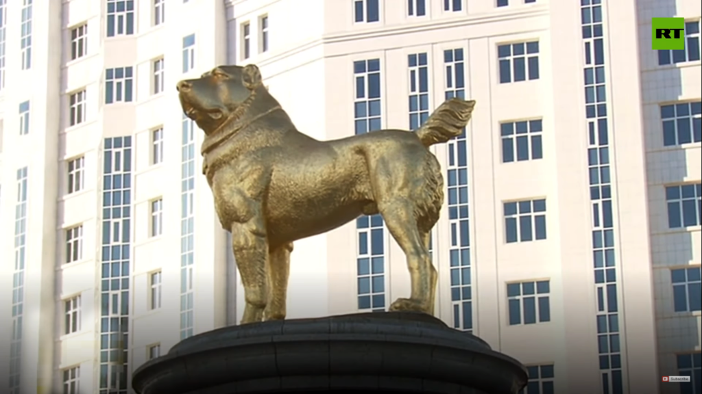 Τεράστιο χρυσό άγαλμα έκανε την αγαπημένη του ράτσα σκύλου ο πρόεδρος του Τουρκμενιστάν (Video)