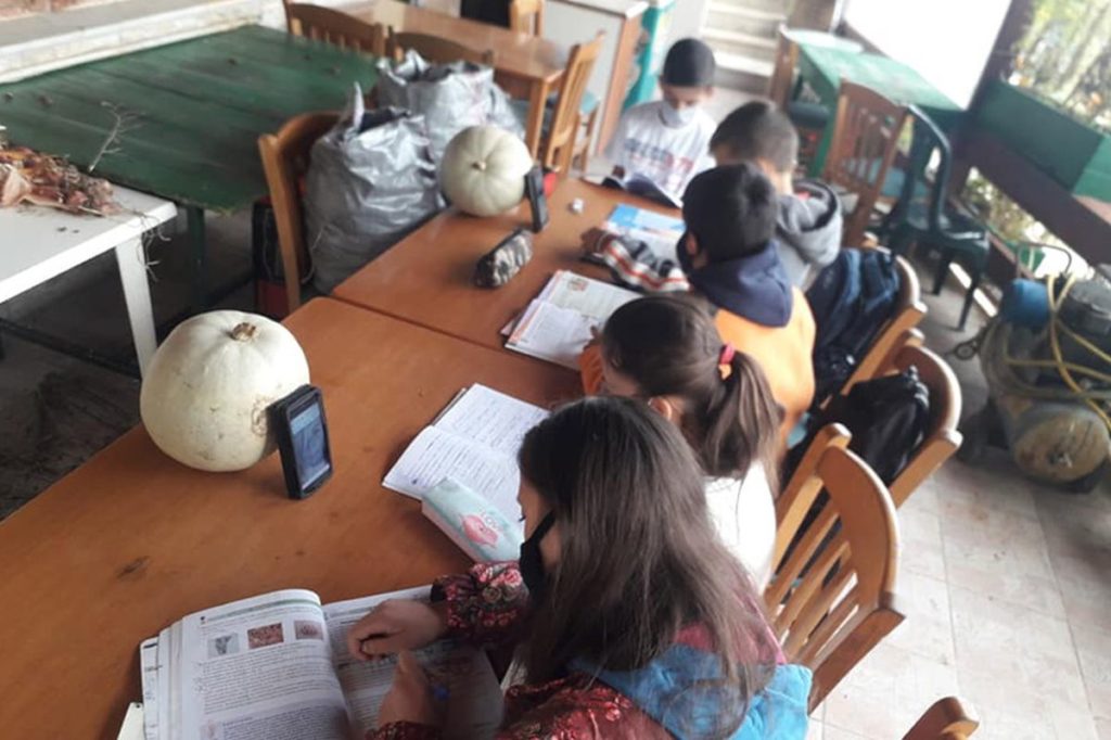 Αποκαθήλωση της τηλεκπαίδευσης Κεραμέως: Μαθητές σε χωριό κάνουν μάθημα στο κρύο, σε καφενείο με δύο κινητά τηλέφωνα (Photos)