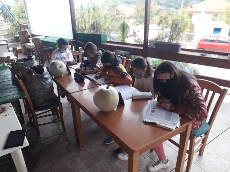 «Καρφιά» Τσίπρα κατά Μητσοτάκη – Κεραμέως για τoυς μαθητές που κάνουν μάθημα σε καφενείο στην Ηλεία