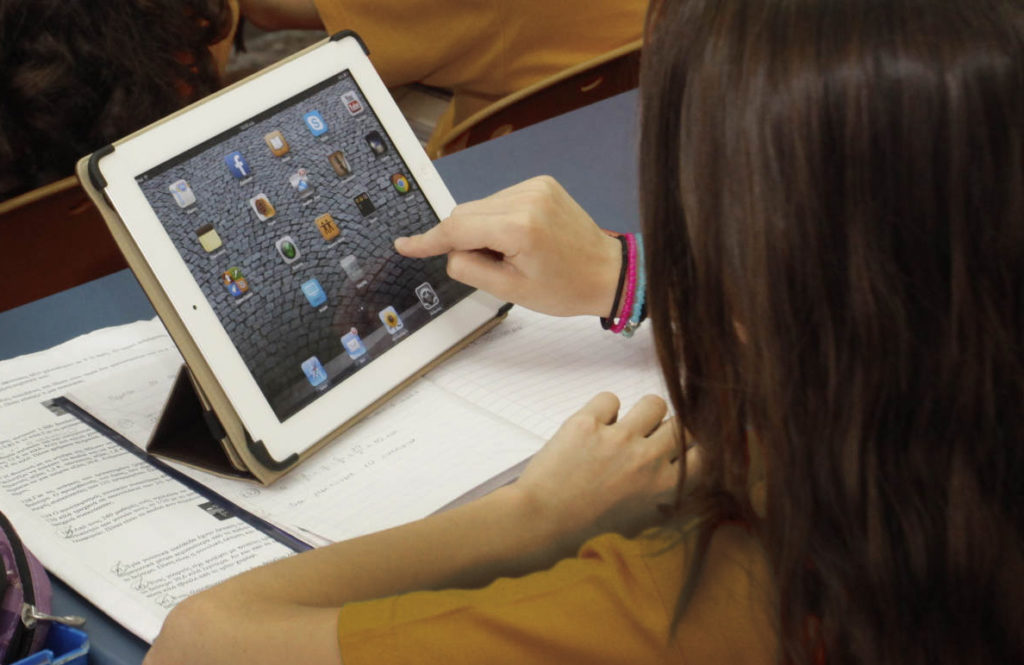 Καταγγελία διευθύντριας δημοτικού σχολείου για την τηλεκπαίδευση: Δύο laptop για 200 μαθητές και 25 εκπαιδευτικούς