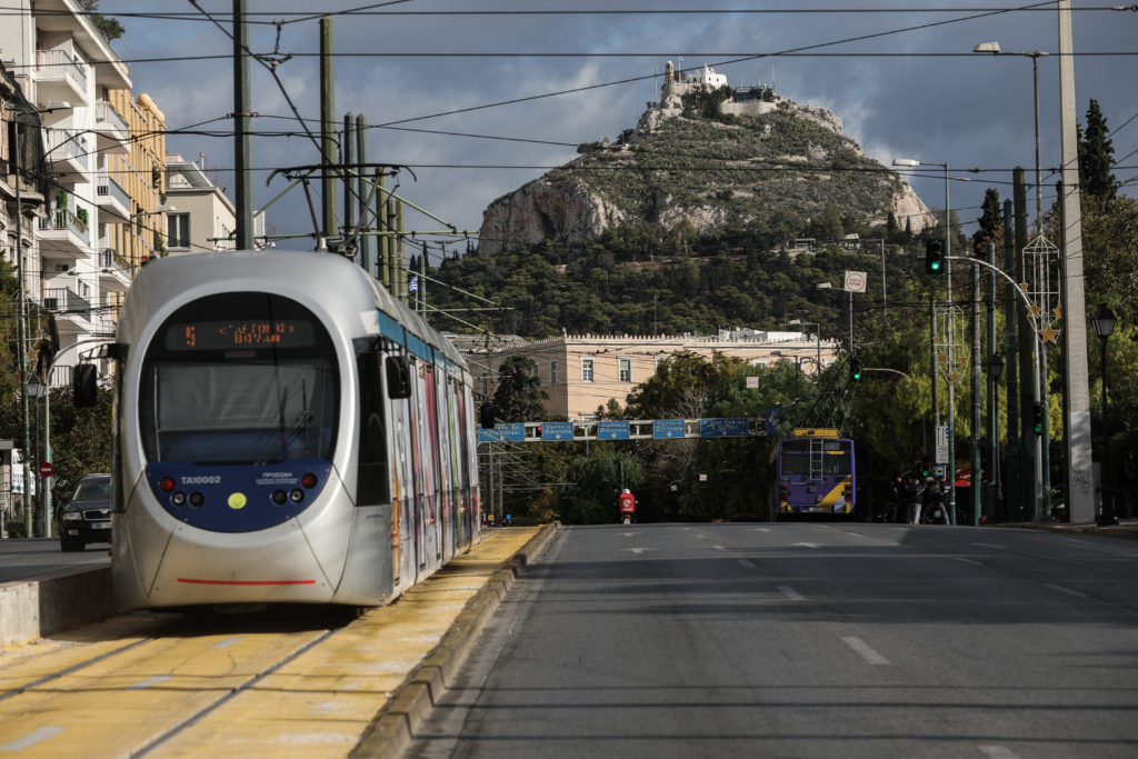 Τραμ: Ξεκίνησαν και πάλι τα δρομολόγια από και προς το Σύνταγμα