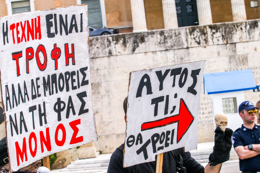 Τετρακόσιοι τραγουδιστές δηλώνουν πως «το δωρεάν, μας τελείωσε» –  Τι ζητούν με κείμενο υπογραφών