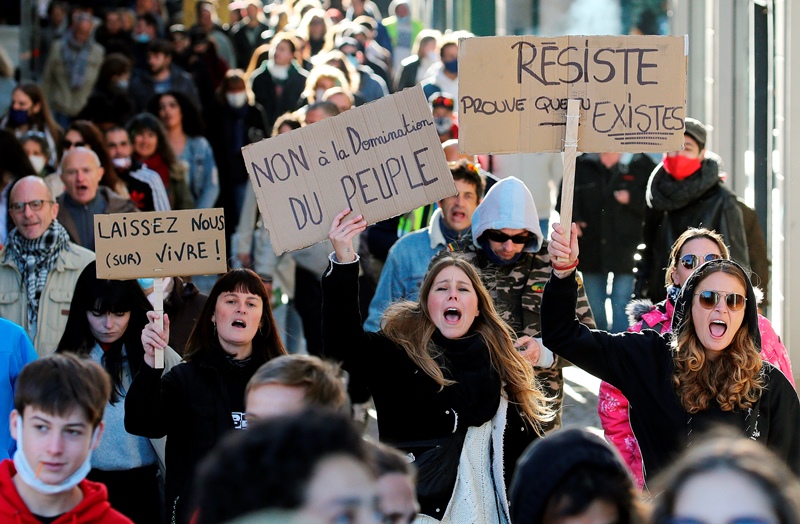 Γαλλία: Χιλιάδες άνθρωποι στους δρόμους κατά του νομοσχεδίου που περιορίζει τη μετάδοση εικόνων αστυνομικών