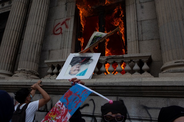 Γουατεμάλα: Αντικυβερνητικοί διαδηλωτές πυρπόλησαν το κτίριο της Βουλής
