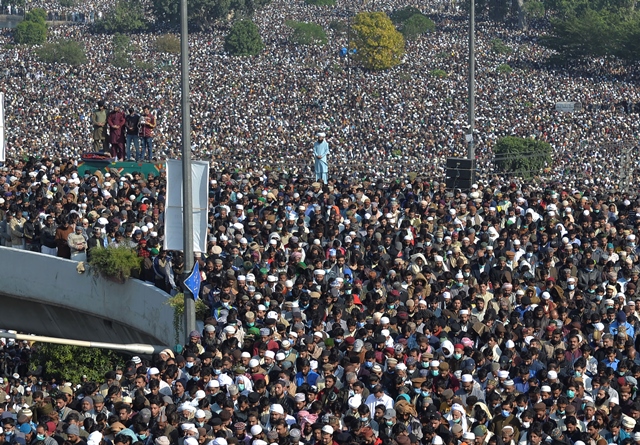 Πακιστάν: Τεράστιο πλήθος κόσμου στην κηδεία σκληροπυρηνικού ισλαμιστή κληρικού