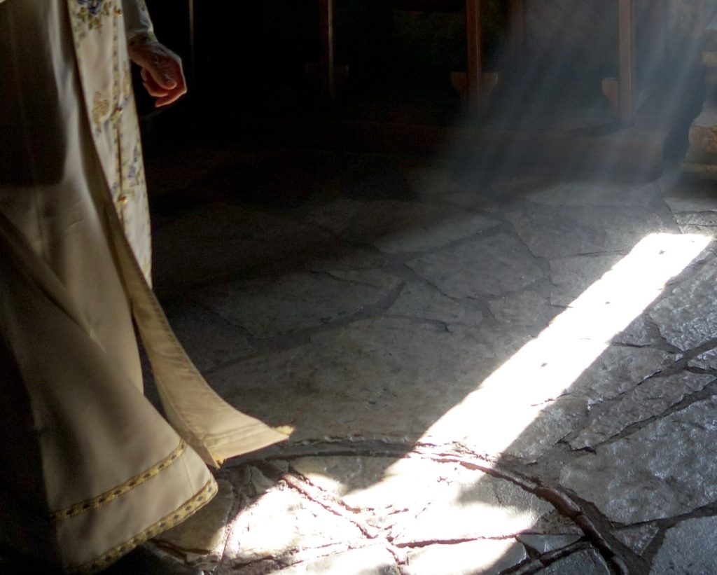 Χαλκιδική: Πρόστιμο 1.500 ευρώ σε ιερέα και… ξύλο σε εκκλησία που λειτουργούσε