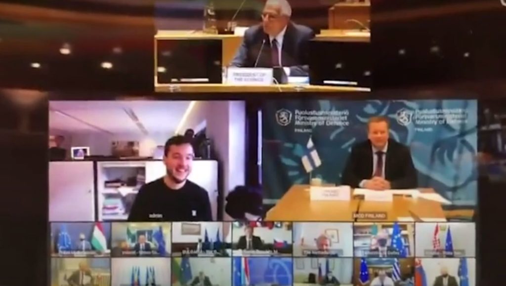 Πώς ένας δημοσιογράφος «τρύπωσε» στην τηλεδιάσκεψη των υπουργών Άμυνας της ΕΕ (Video)