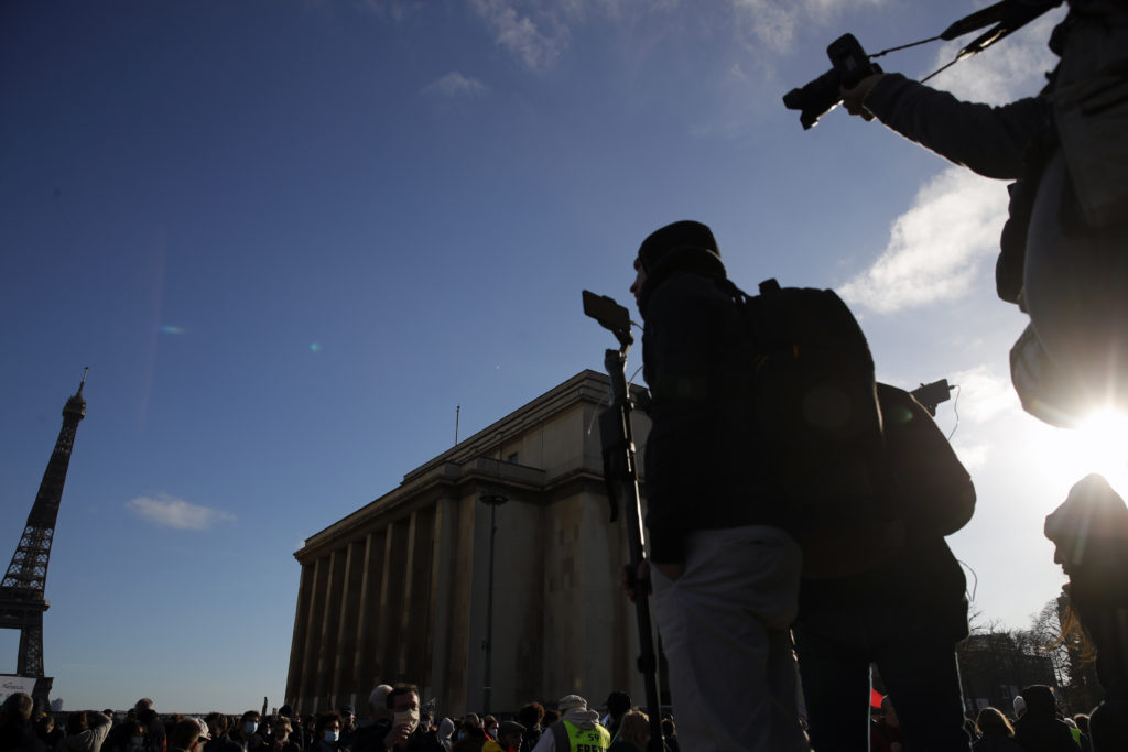 ΕΣΗΕΑ: Ανησυχία για τις συνέπειες της ψήφισης του νόμου στη Γαλλία για την ελευθεροτυπία και τη δημοκρατία