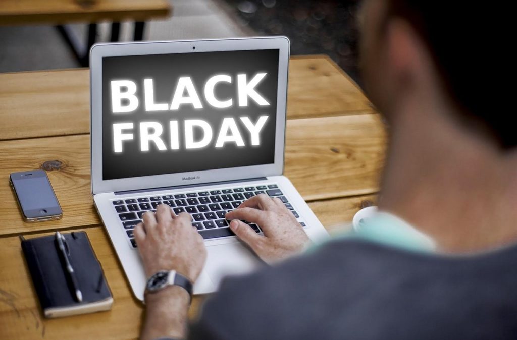 «Ζεσταίνονται» διαδικτυακά οι καταναλωτές ενόψει Black Friday