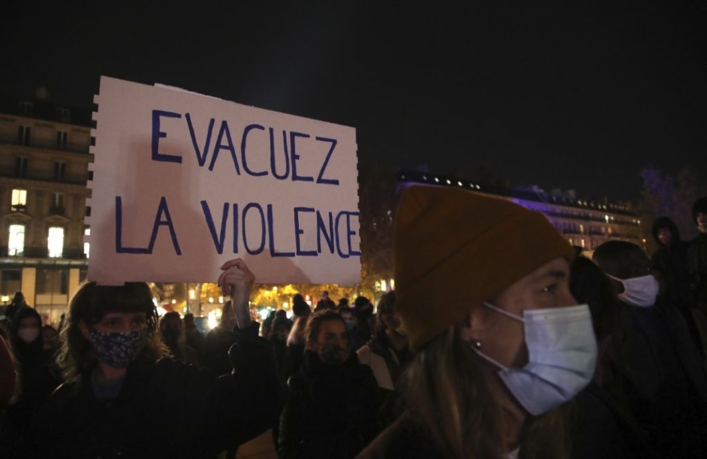 Γαλλία: Προς επανεξέταση η ποινικοποίηση δημοσιογραφικής καταγραφής της αστυνομικής βίας
