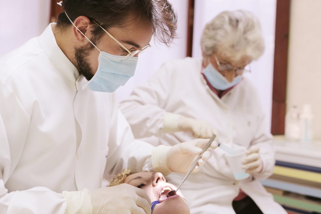 Κορονοϊός: Επηρεάζει ακόμα και τα δόντια;