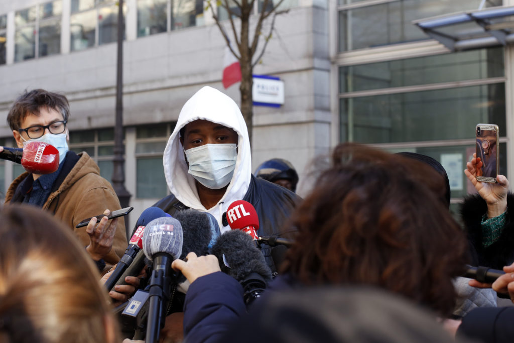 Γαλλία: «Ιδιαίτερα σοκαρισμένος» δήλωσε ο πρόεδρος Μακρόν από τις βιαιότητες αστυνομικών κατά έγχρωμου