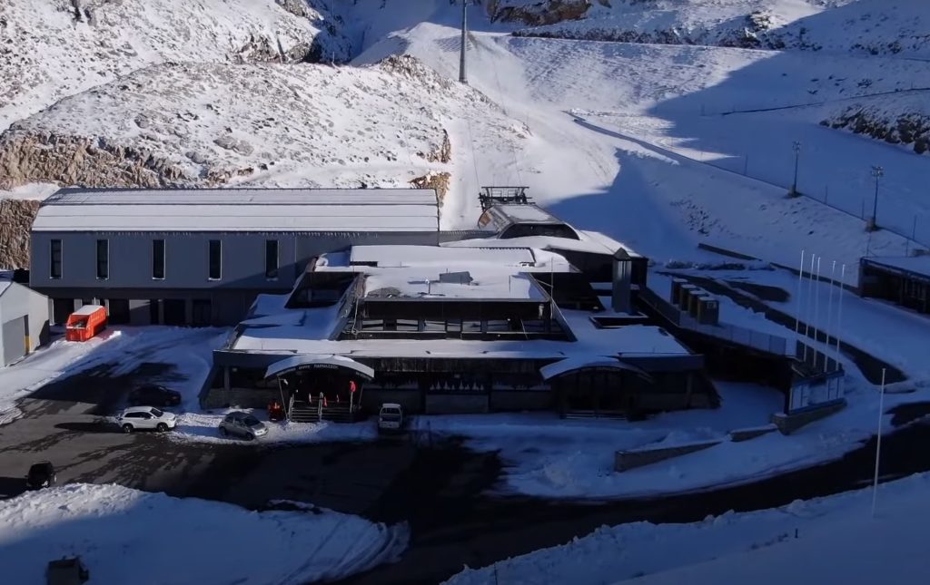 Παρνασσός: Πρώτα χιόνια αλλά και… ερημιά στο χιονοδρομικό κέντρο (Video)