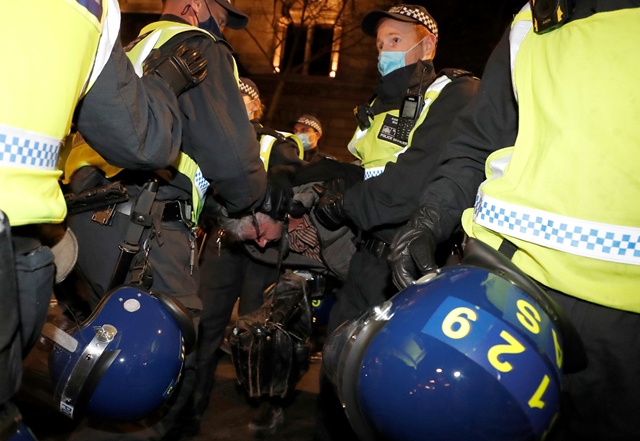 Βρετανία: Δεκάδες συλλήψεις διαδηλωτών κατά των περιοριστικών μέτρων