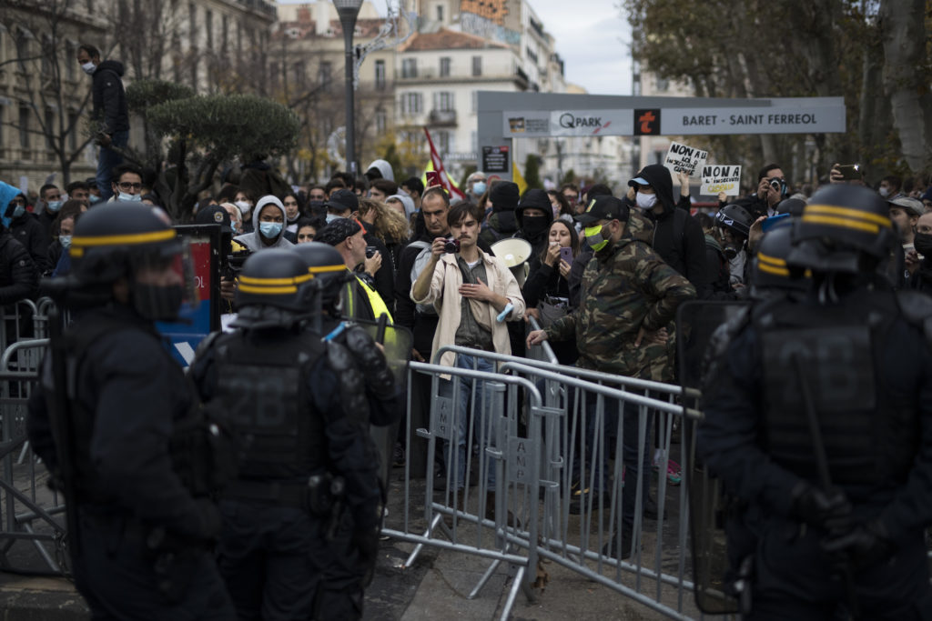 Γαλλία: Βία, συγκρούσεις και δακρυγόνα – Συνεχίζονται οι διαδηλώσεις για το αμφιλεγόμενο νομοσχέδιο (Photos – Video)