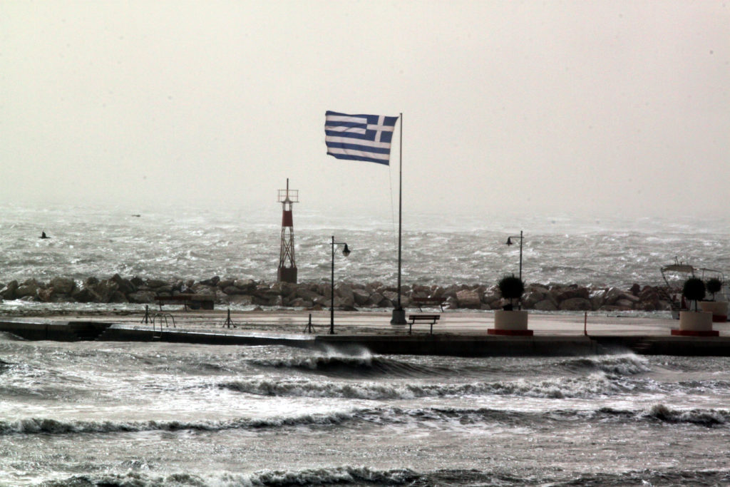 Άνεμοι έως 10 μποφόρ – Ο καιρός σήμερα – Δεμένα πλοία – Κλειστά σχολεία