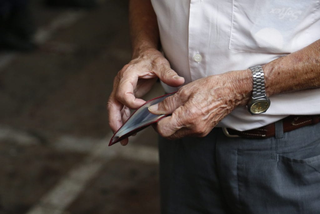 Δανεικά κι αγύριστα και πάλι τα λεφτά των ασφαλισμένων!