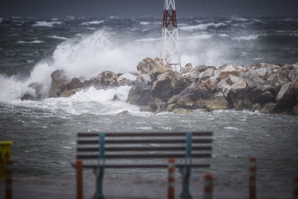 Προβλήματα στη Βόρεια Ελλάδα από την κακοκαιρία – Πτώση δέντρων από τους ισχυρούς ανέμους