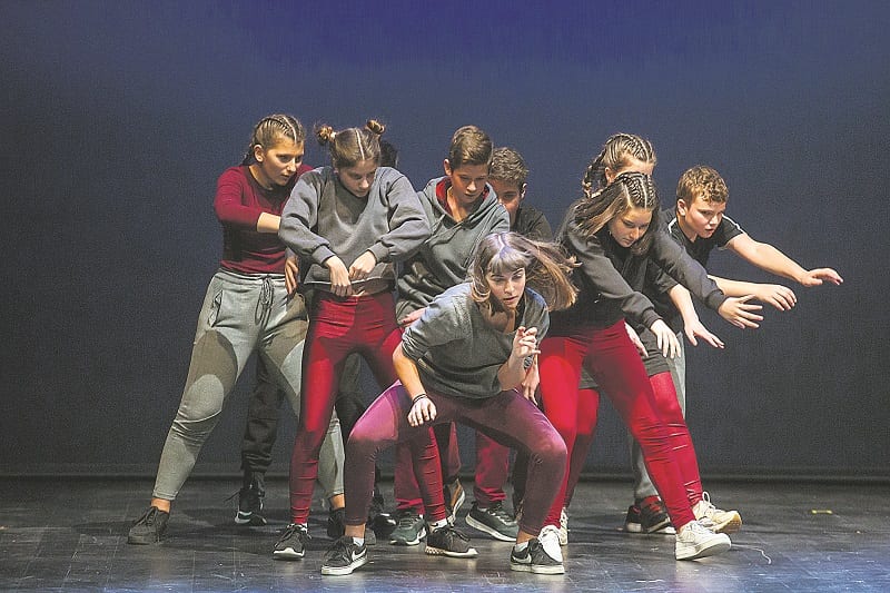 Οι μαθητές χορεύουν και επικοινωνούν στη Στέγη