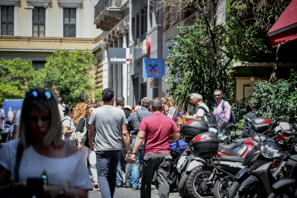 Η Δεξιά κτυπάει την ελληνική κοινωνία