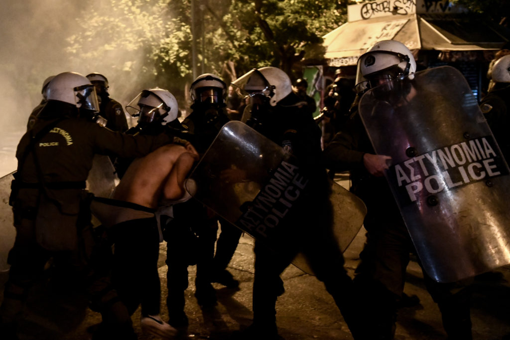 Η Τατιάνα Μπόλαρη για το ανατριχιαστικό ντοκουμέντο: Το ξεγύμνωμα διαδηλωτή «προειδοποίηση της ΕΛΑΣ για το νέο τρόπο που θα δρα»!