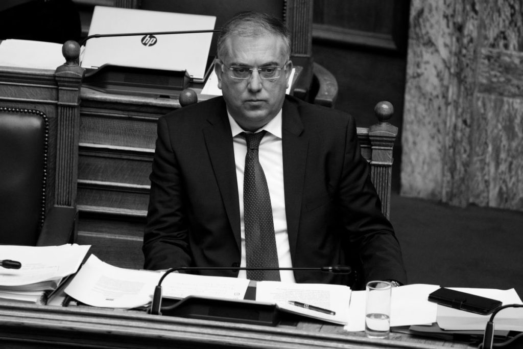 Στη Βουλή για εξηγήσεις καλεί εσπευσμένα τον Θεοδωρικάκο ο ΣΥΡΙΖΑ για τη νέα λίστα Πέτσα