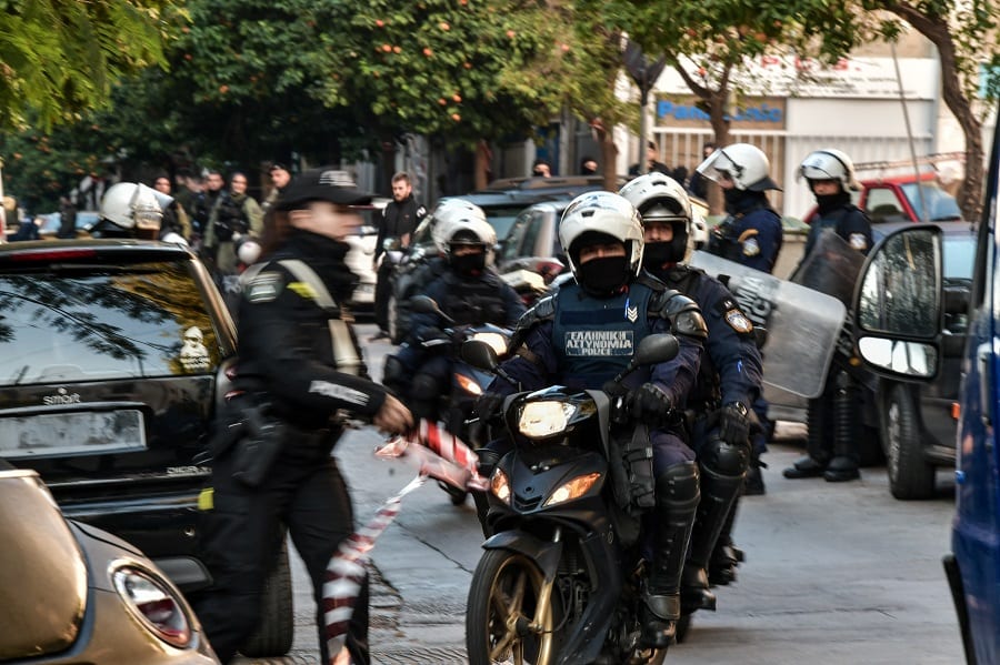 Παράνομη αστυνομική βία και σιωπηλή πλειοψηφία