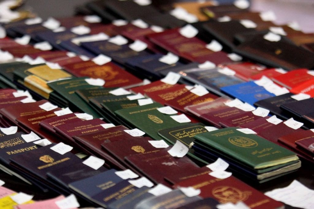 Αστυνομικοί πουλούσαν πλαστά διαβατήρια σε αλλοδαπούς υπηκόους