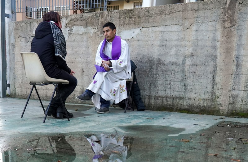 Ιταλία: Δεν τελούνται λειτουργίες, γάμοι και … κηδείες στις καθολικές εκκλησίες
