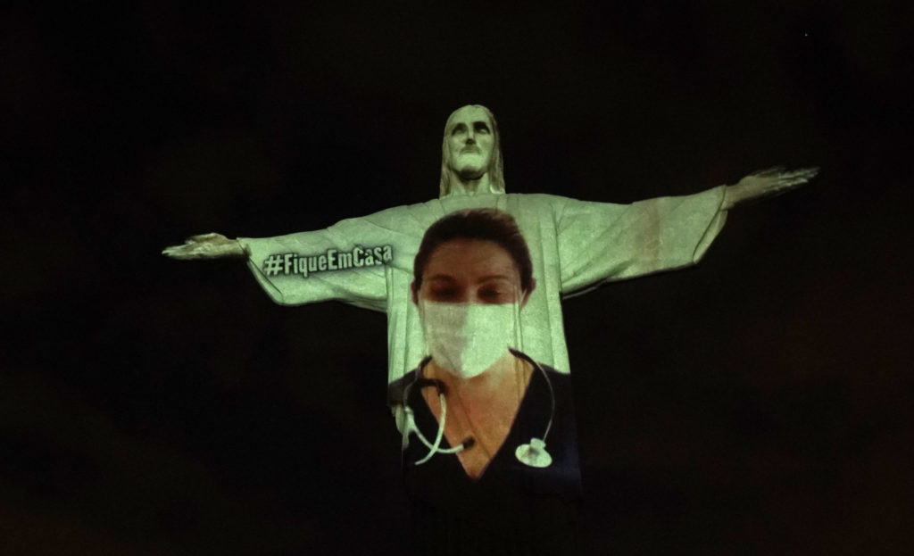 Βραζιλία – Κορονοϊός: Τίμησαν τους γιατρούς πάνω στο άγαλμα του Ιησού (Photos & Video)