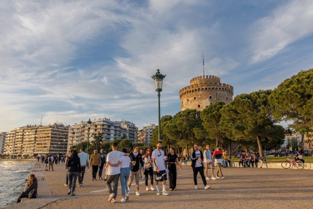 Άλλο Θεσσαλονίκη, άλλο… Ομόνοια: Νέα «επέμβαση» της ΕΛΑΣ για «συνωστισμό» σε καταστήματα take away (Photos+Video)