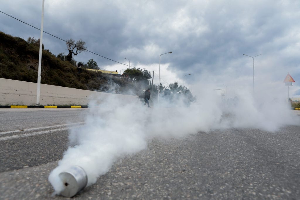 Ξέμεινε από δακρυγόνα η αστυνομία – Αγοράζουν χημικά, ασπίδες, κράνη, γιλέκα, εκτοξευτήρες, οχήματα