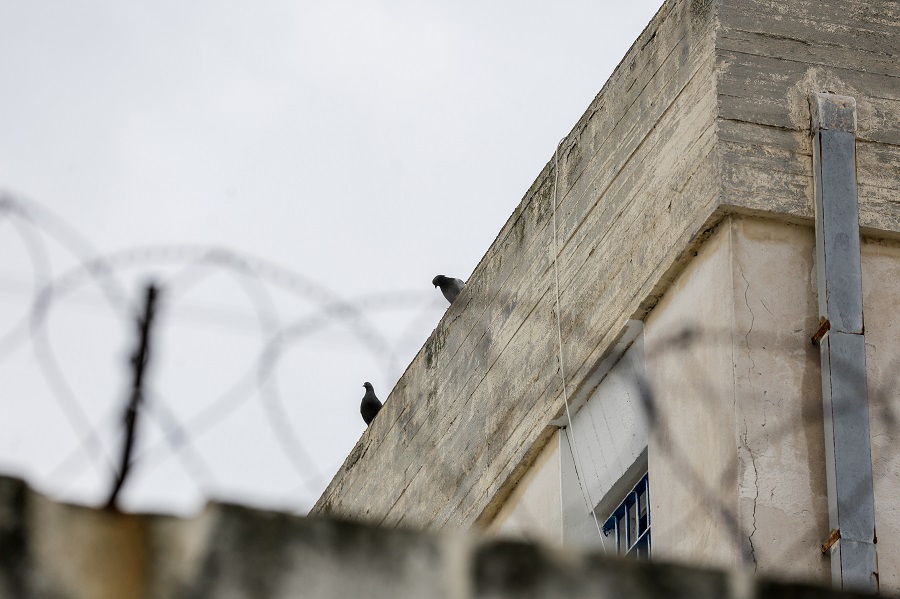 Καζάνι που βράζει η φυλακή Λάρισας με 86 κρούσματα – Στοιβαγμένοι ο ένας πάνω στον άλλον οι κρατούμενοι
