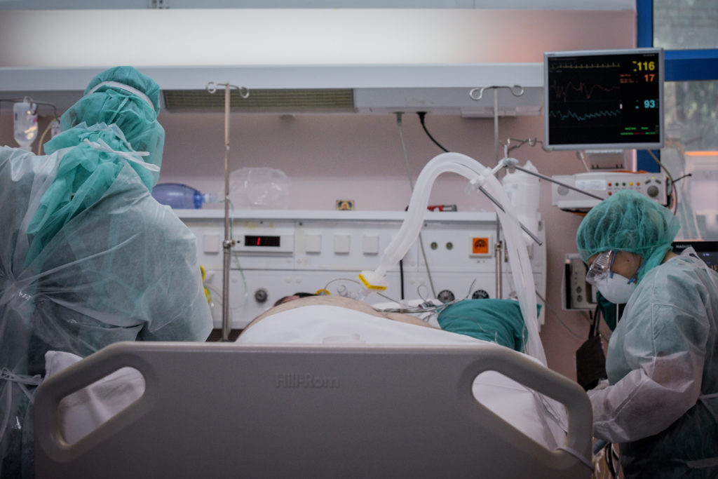 Καρπενήσι: Γιατρός θετικός στον κορονοϊό κλήθηκε να διασωληνώσει ασθενή – Τι καταγγέλλει η ΠΟΕΔΗΝ