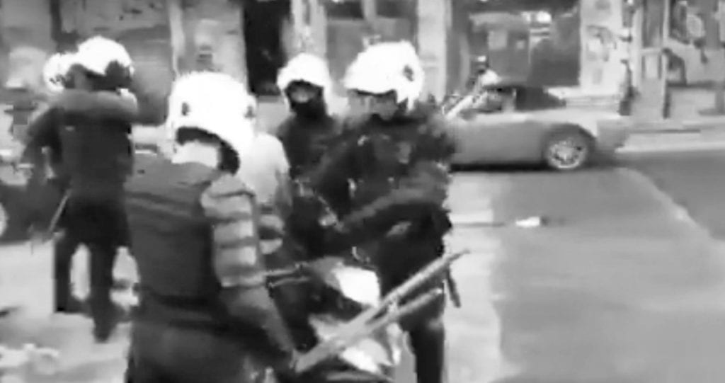 Video: Αστυνομικοί «φυτεύουν» μολότοφ σε σακίδιο διαδηλωτή;