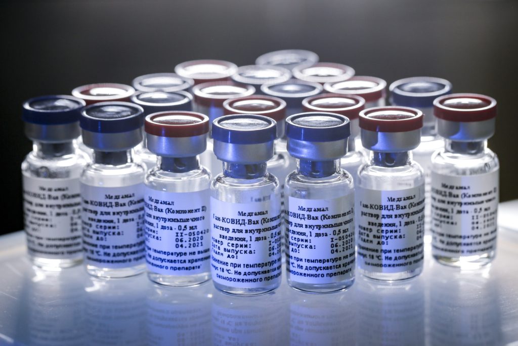 Μόσιαλος: Δεν γνωρίζουμε αν το εμβόλιο κατά του κορονοϊού εμποδίζει τη διασπορά της νόσου