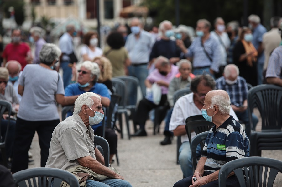 Σπέρνουν τρόμο για να τσακίσουν τις συντάξεις