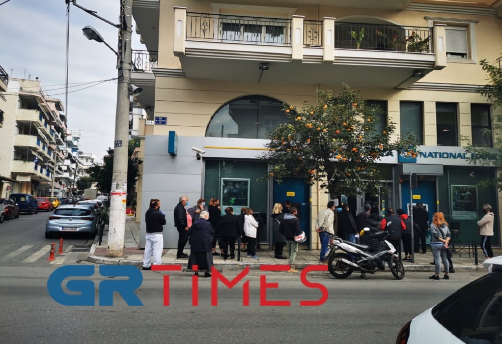 Θεσσαλόνικη: Επέστρεψαν οι ουρές έξω από τις τράπεζες μετά το lockdown