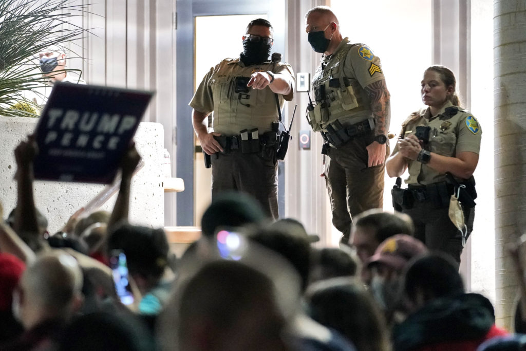 ΗΠΑ: Προηγείται στην Αριζόνα ο Τζο Μπάιντεν – Οπλισμένοι οπαδοί του Τραμπ έξω από το εκλογικό κέντρο