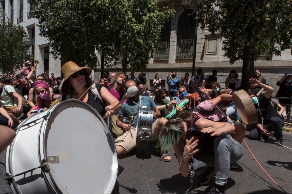 Θεσσαλονίκη: Μια μουσικός, τρία πρόστιμα 500 ευρώ σε λίγες ώρες!