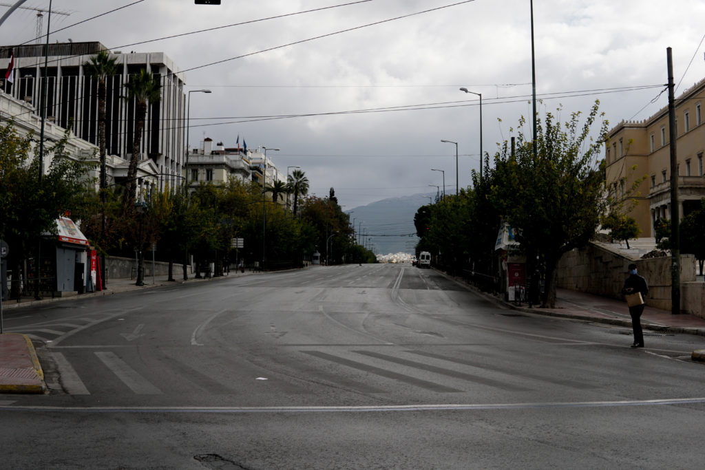 Σε πανικό η κυβέρνηση από την ανεξέλεγκτη εξάπλωση της επιδημίας – Σχεδιάζει επαναλαμβανόμενα λοκντάουν