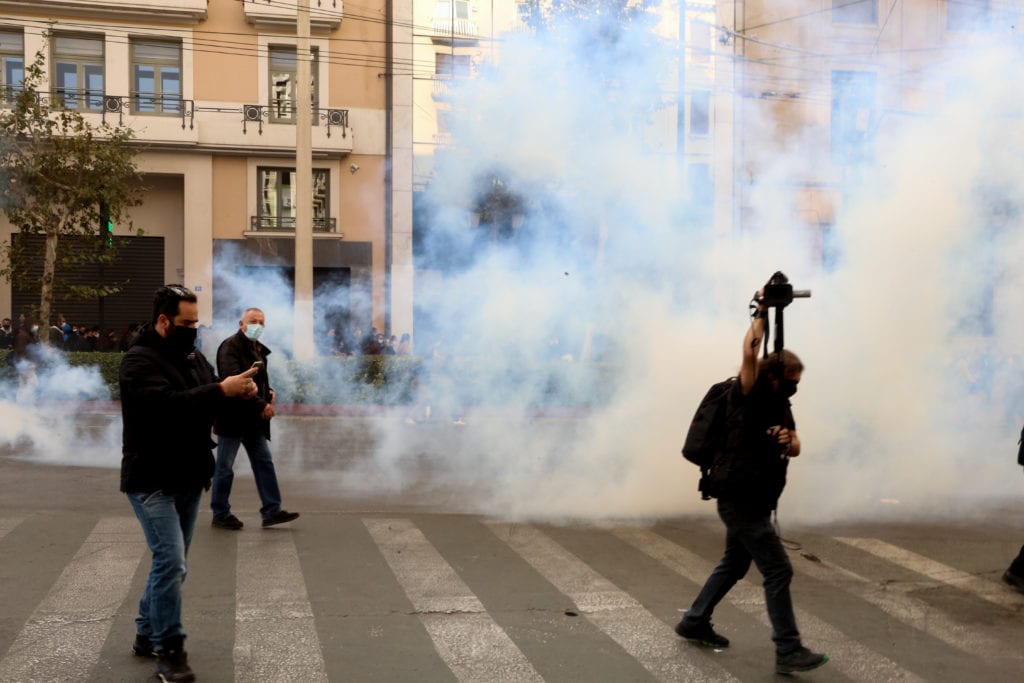 Επιστολή «ράπισμα» στον Χρυσοχοΐδη: Έτσι τα δακρυγόνα συμβάλουν στη διασπορά του κορονοϊού