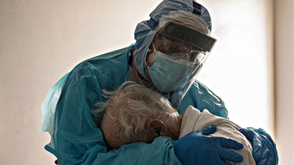 Κορονοϊός: Η φωτογραφία γιατρού που αγκαλιάζει ηλικιωμένο ασθενή, σύμβολο της απελπισίας της χρονιάς