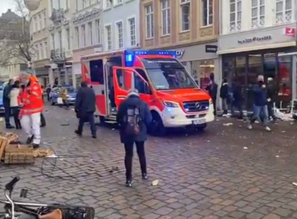 Γερμανία: Συναγερμός με αυτοκίνητο που έπεσε πάνω σε πεζούς – Δύο νεκροί και αρκετοί τραυματίες (Video)